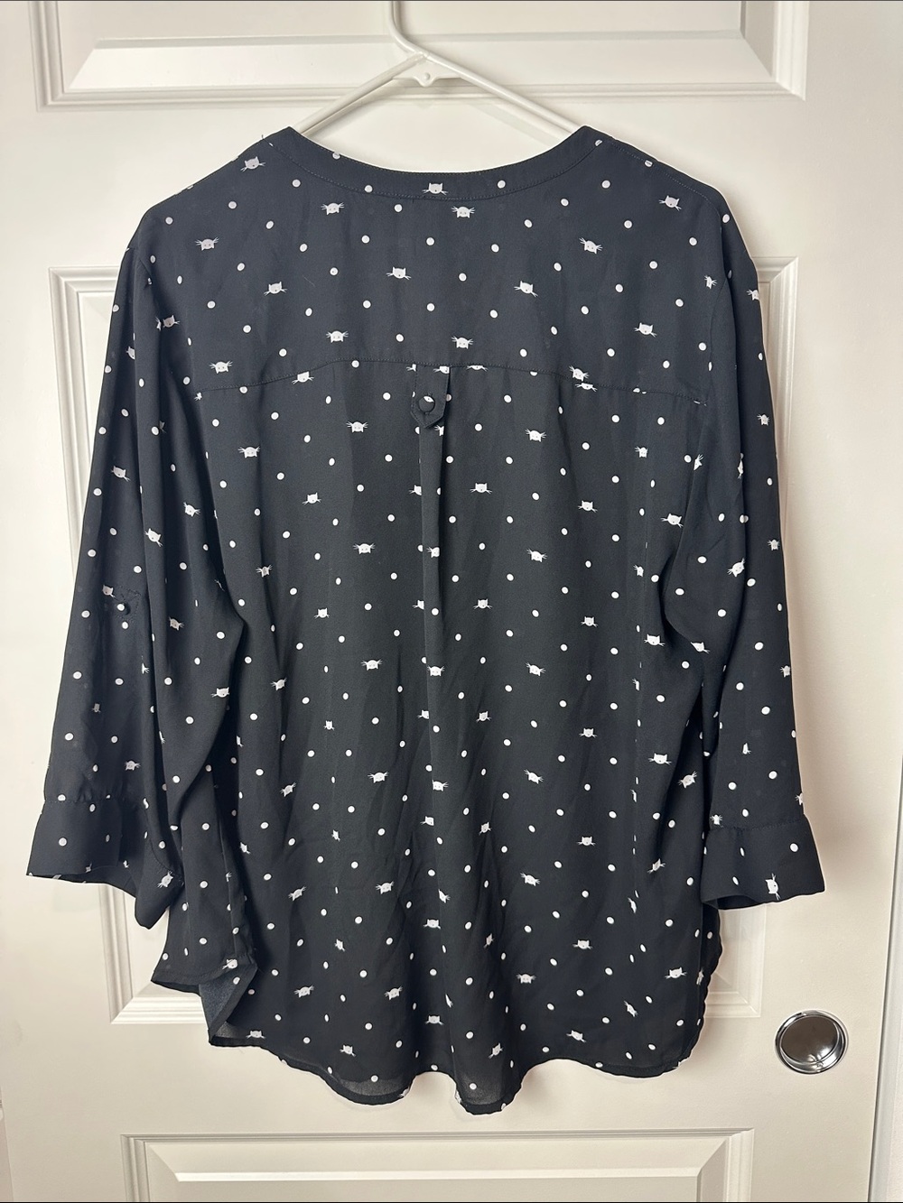 Torrid Women’s Black & White Cats V-neck Blouse Tab Roll tab Sleeves Size 1 - Picture 2 of 10